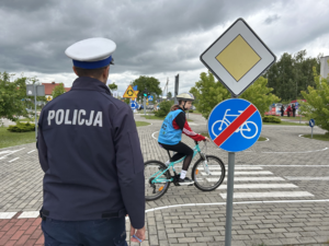 młodzież na miasteczku ruchu drogowego oceniana przez policjantów