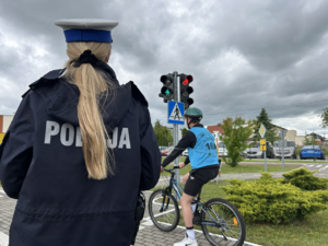 młodzież na miasteczku ruchu drogowego oceniana przez policjantów