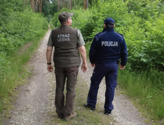 zdjęcie kolorowe: wspólne patrole policjantów i strażników leśnych