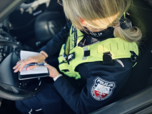 zdjęcie kolorowe: policjantka drogówki