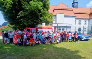 zdjęcie kolorowe: dzielnicowi podczas spotkań z najmłodszymi mieszkańcami powiatu