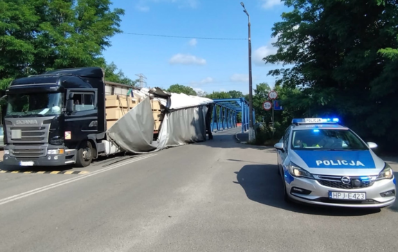 zdjęcie: ciężarówka, która uderzyła w most