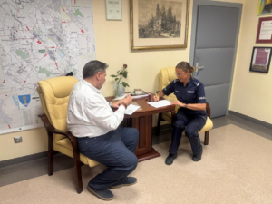 zdjęcie: wójt Gminy Reńska Wieś Tomasz Kandziora oraz Komendant Powiatowa Policji w Kędzierzynie-Koźlu mł. insp. Iwona Żurawska