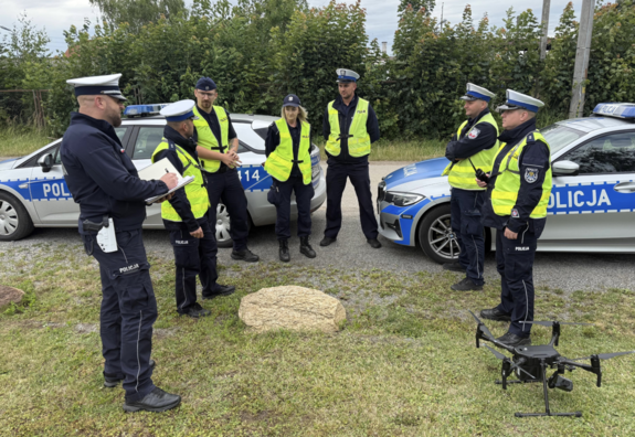 zdjęcie: policjanci drogówki podczas działań