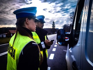 obraz kolorowy- dwóch funkcjonariuszy ruchu drogowego