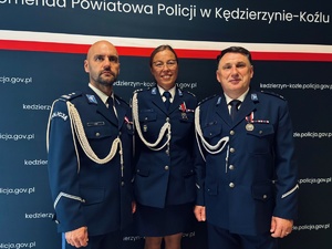 zdjęcie kolorowe - sylwetka trzech komendantów KPP Kedzierzyn-Koźle