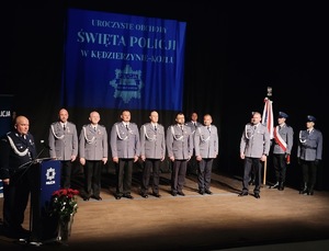 zdjęcie kolorowe - przedstawiające sylwetki funkcjonariuszy na scenie