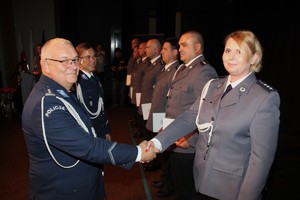 zdjęcie kolorowe - przedstawiające sylwetki funkcjonariuszy na scenie