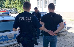 zdjęcie kolorowe - funkcjonariusz z zatrzymanym