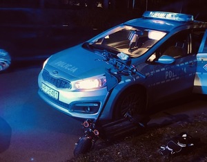 zdjęcie kolorowe - radiowóz z elektryczną hulajnogą
