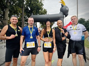 zdjęcie kolorowe - funkcjonariusze biorący udział w triathlonie