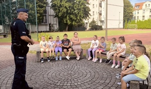 zdjęcie kolorowe - funkcjonariusze z dziećmi