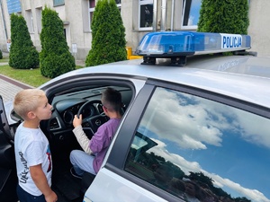 zdjęcie kolorowe - funkcjonariusze z dziećmi