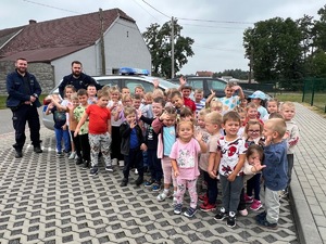 zdjęcie kolorowe - spotkanie funkcjonariuszy z przedszkolakami