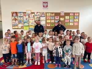 zdjęcie kolorowe - spotkanie funkcjonariuszy z przedszkolakami