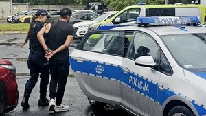 zdjęcie kolorowe - funkcjonariuszka z zatrzymanym