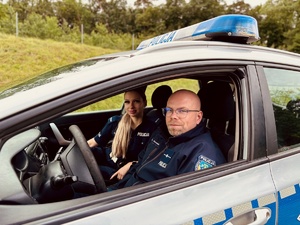 zdjecie kolorowe - funkcjonariusze policji