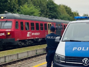 funkcjonariusz policji na terenie kolei