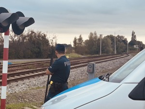 funkcjonariusz policji na terenie kolei