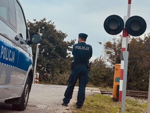 funkcjonariusz policji na terenie kolei