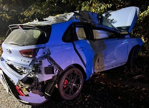 zdjęcia rozbitego pojazdu po wypadku