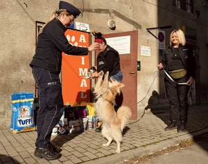 funkcjonariusze z darkami dla potrzebujących zwierząt