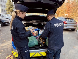 funkcjonariusze z darkami dla potrzebujących zwierząt