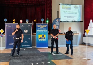 Funkcjonariusze w trakcie uroczystego rozpoczęcie kampanii