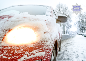 zaśnieżone auto