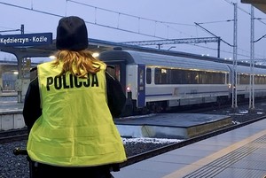 funkcjonariusz policji na stacji kolejowej