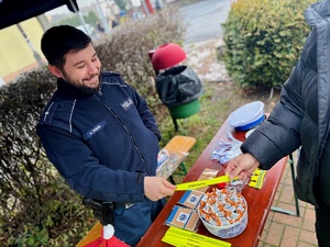 stanowisko promocyjne funkcjonariuszy z dziećmi