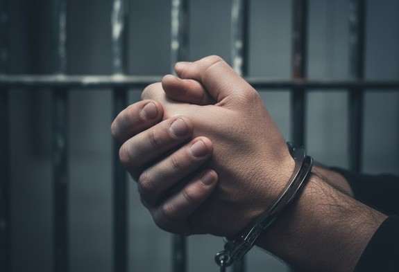 męskie dłonie w kajdankach