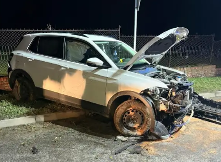 policjant przesłuchujący sprawcę