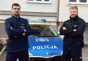 mł.asp Robert Mika oraz post. Mateusz Kapłan policjanci wydziału ruchu drogowego