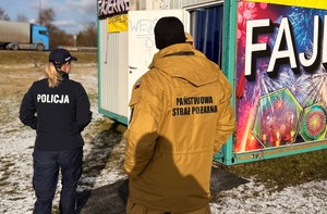 funkcjonariusze policji i strażacy kontrolujący punkty sprzedaży fajerwerków.