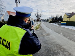 Policjant ruchu drogowego wykonujący pomiar prędkości