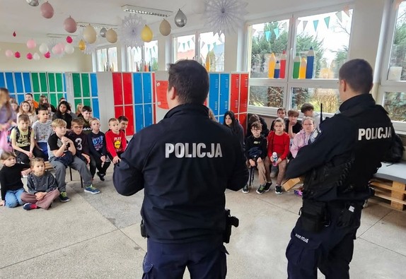 spotkanie policjantów z dziećmi