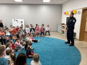 spotkanie policjantów z dziećmi
