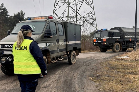 funkcjonariusz w trakcie współpracy z saperami