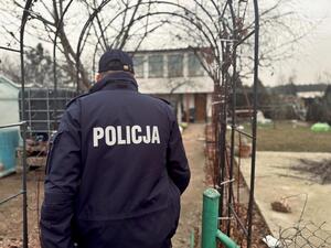 funkcjonariusze kontrolujący ogródki działkowe