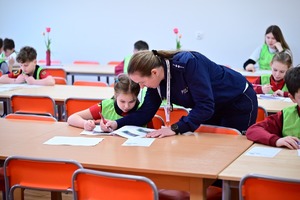 Uczestnicy turniej BRD wraz z policjantami