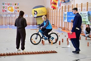 Uczestnicy turniej BRD wraz z policjantami