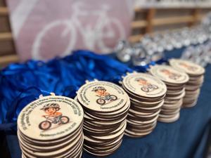 Uczestnicy turniej BRD wraz z policjantami