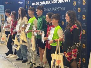 Uczestnicy turniej BRD wraz z policjantami