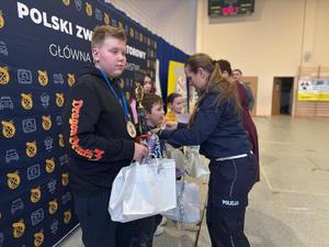 Uczestnicy turniej BRD wraz z policjantami