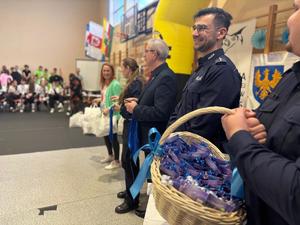 Uczestnicy turniej BRD wraz z policjantami