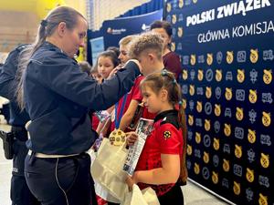 Uczestnicy turniej BRD wraz z policjantami