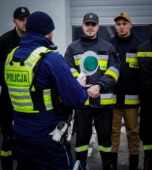policjant szkolący strażaków ochotników
