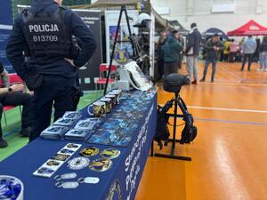 funkcjonariusze policji oraz uczestnicy targów pracy