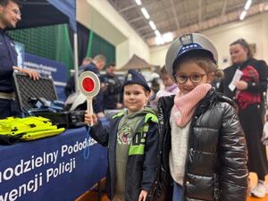 funkcjonariusze policji oraz uczestnicy targów pracy